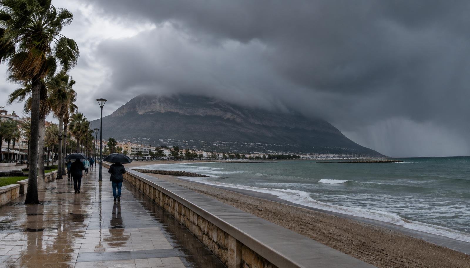 Regenwolken über dem Montgó und der Strandpromenade von Dénia (KI-generiertes Symbolbild)
