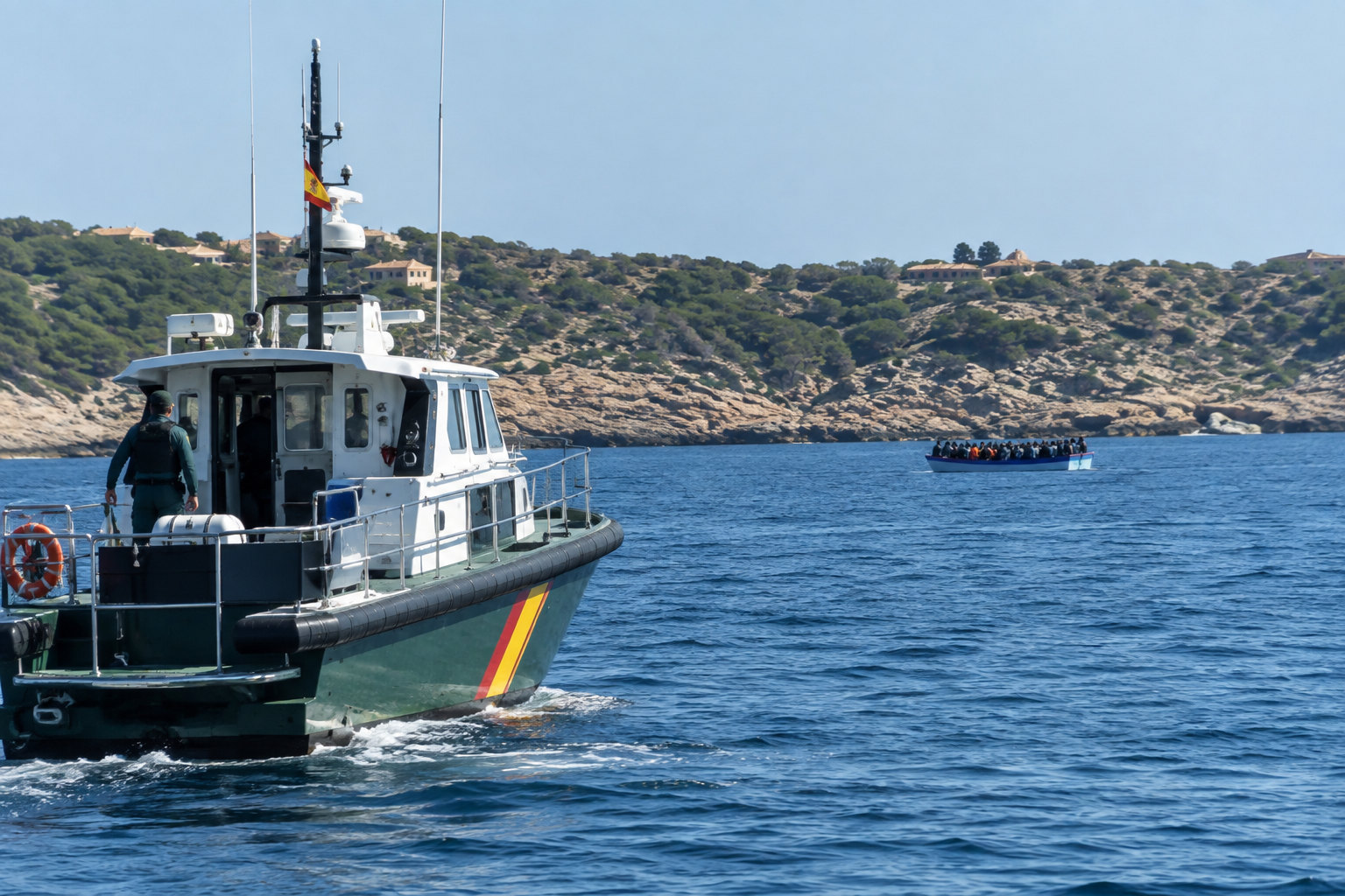 Einsatzboot der Guardia Civil während einer Kontrolle vor der felsigen Küste der Balearen