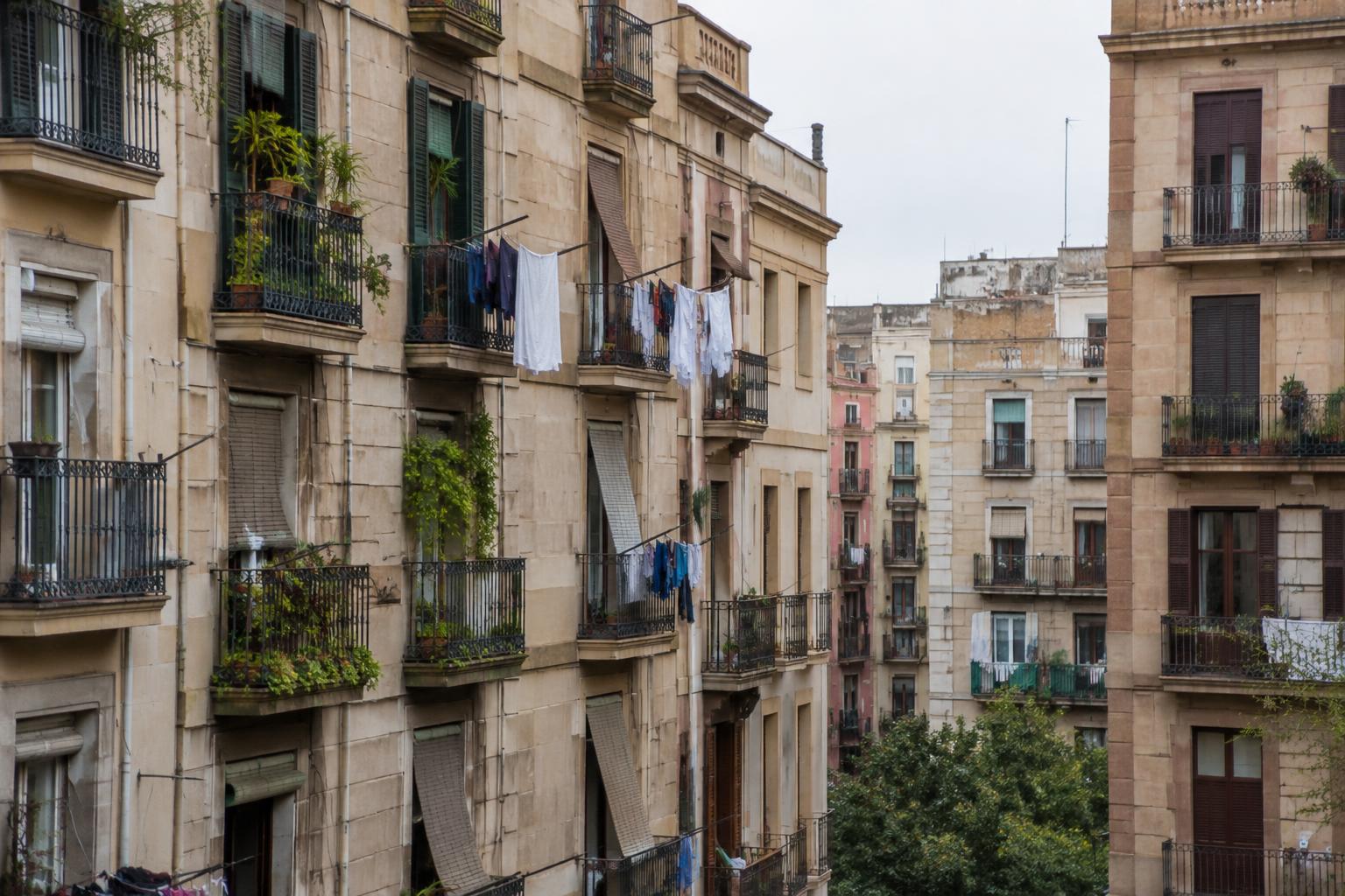 Wohnhäuser mit Balkonen in einem Wohnviertel von Barcelona