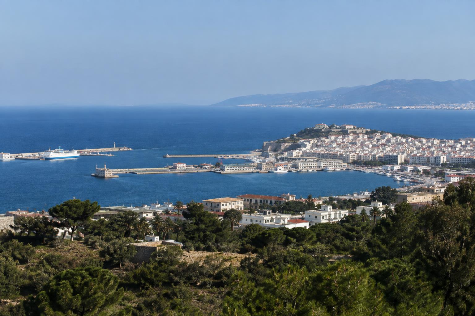 Ceuta König Amnesty: Hafen und Küstenlinie von Ceuta bei Tageslicht mit Blick auf das Meer. Symbolbild – mit künstlicher Intelligenz erstellt