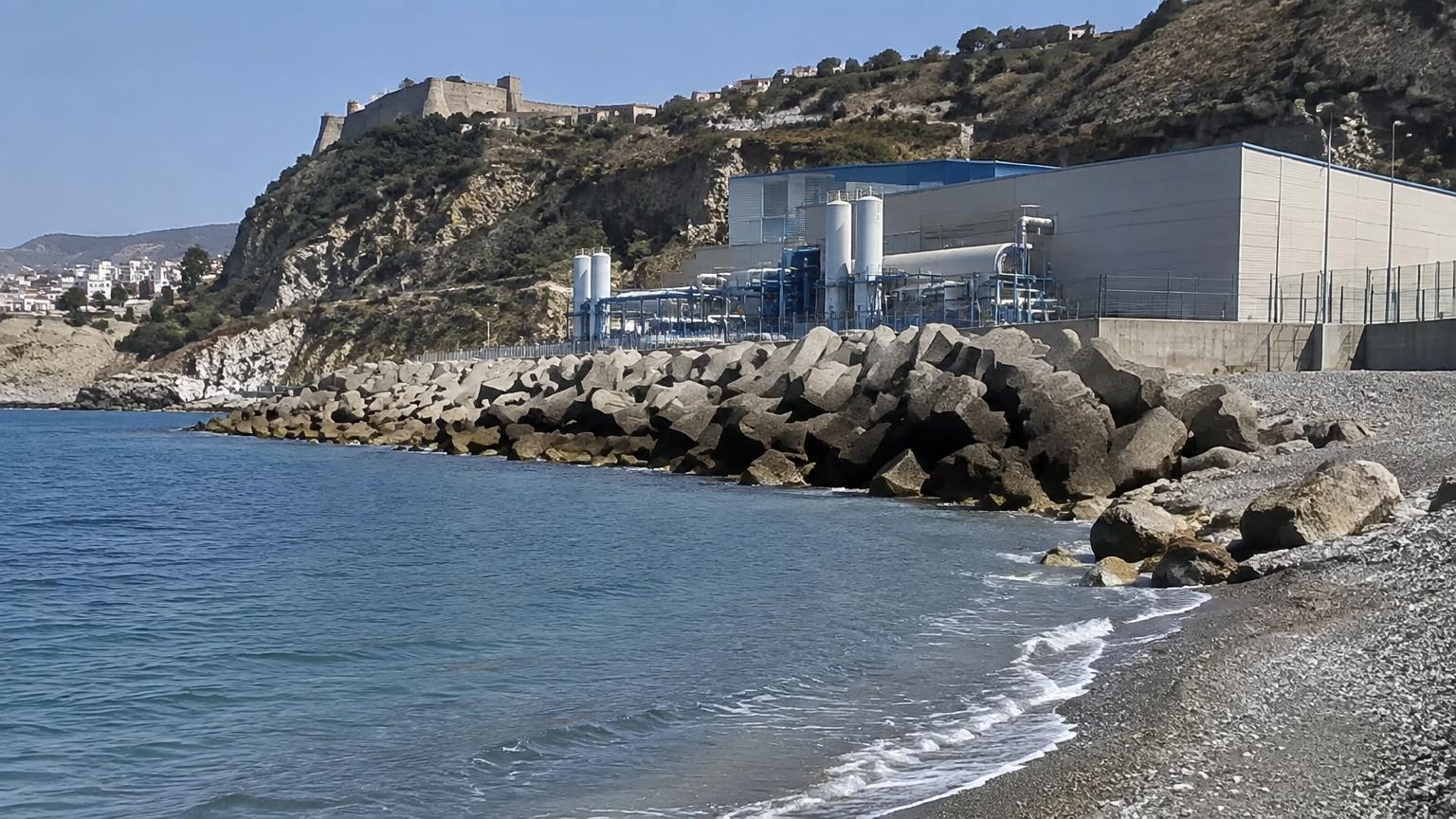 Küstenabschnitt mit Wellenbrecher und Entsalzungsanlage in Ceuta bei Tageslicht
