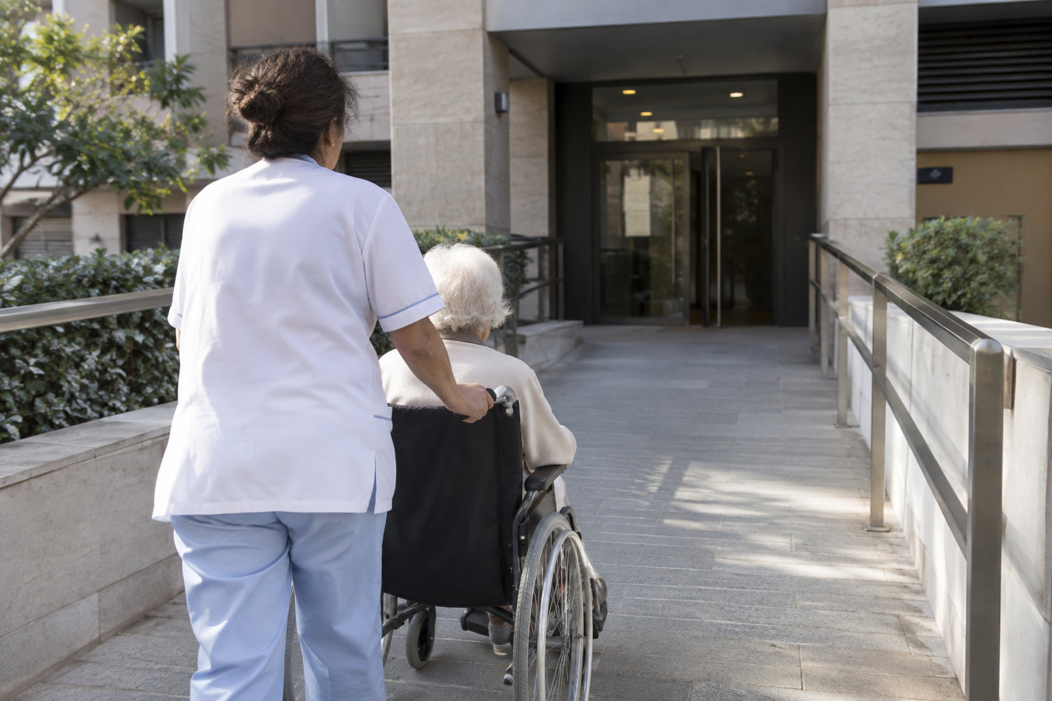 Ältere Person erhält zu Hause Unterstützung durch eine Pflegekraft in Spanien