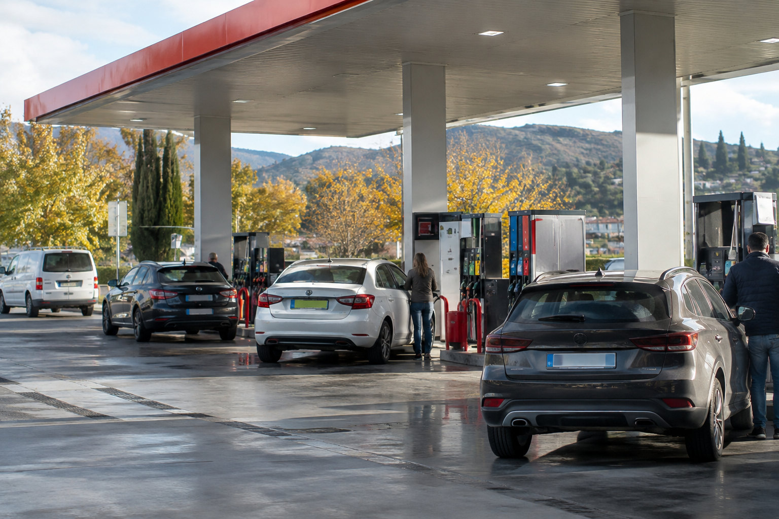 Tankstelle in Spanien mit Autos an den Zapfsäulen vor dem Hintergrund steigender Kraftstoffpreise
