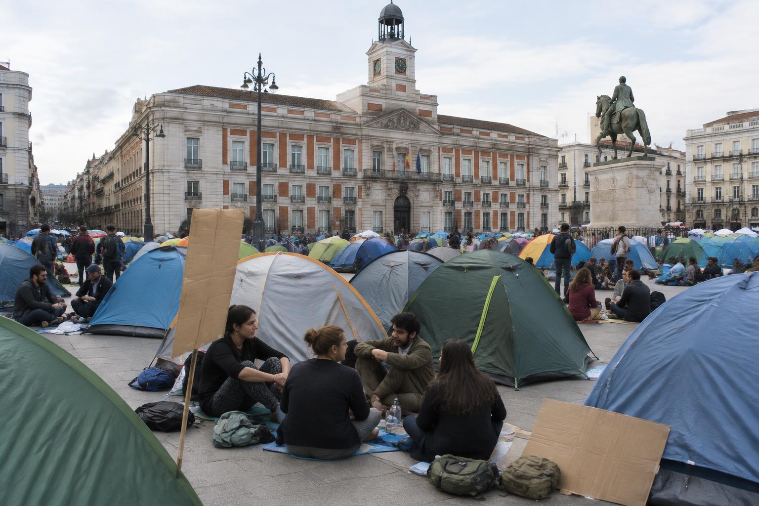 Zelte von Demonstrierenden auf der Puerta del Sol in Madrid bei Tageslicht
