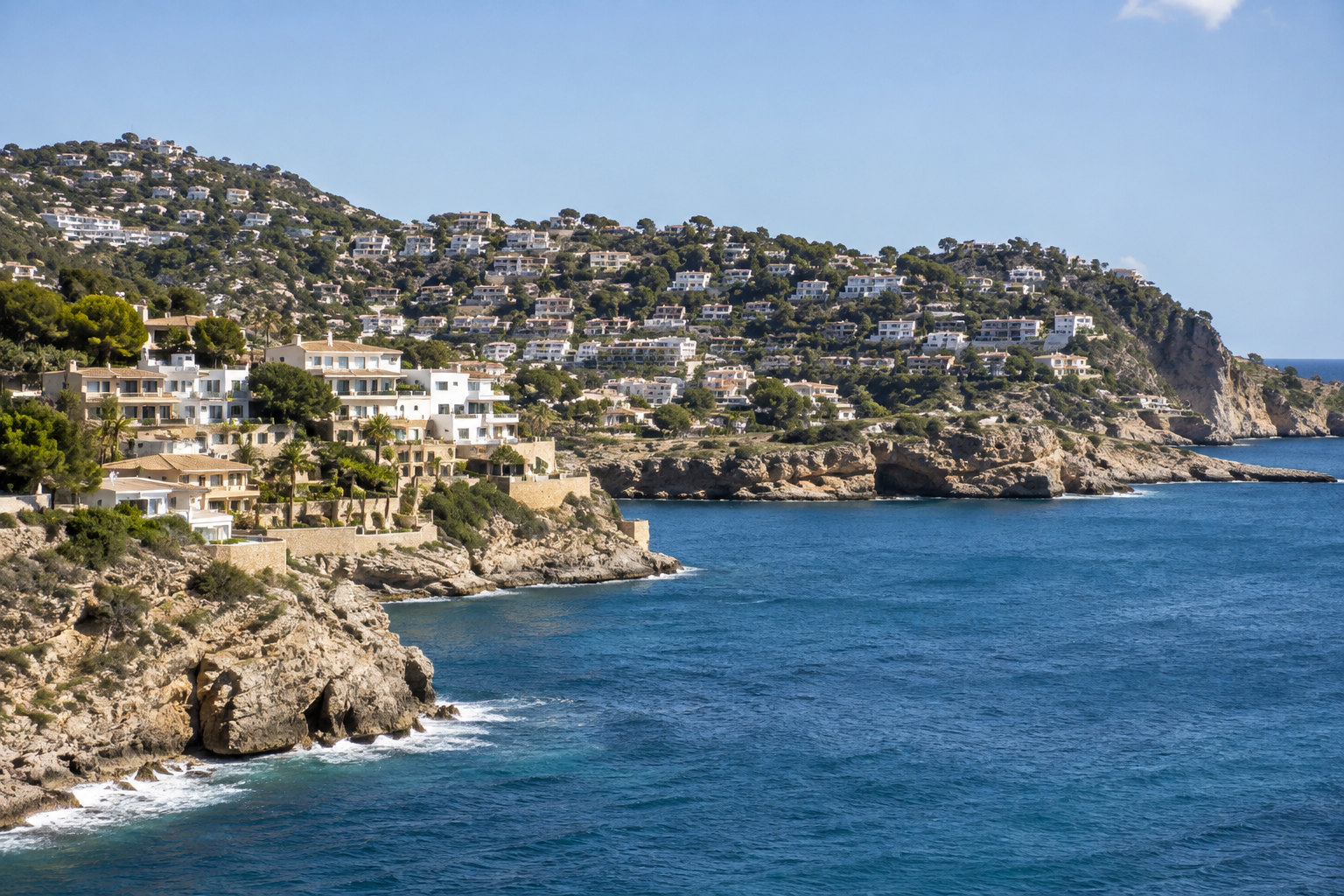 Wohnhäuser und Apartments an der felsigen Küste von Xàbia an der Costa Blanca