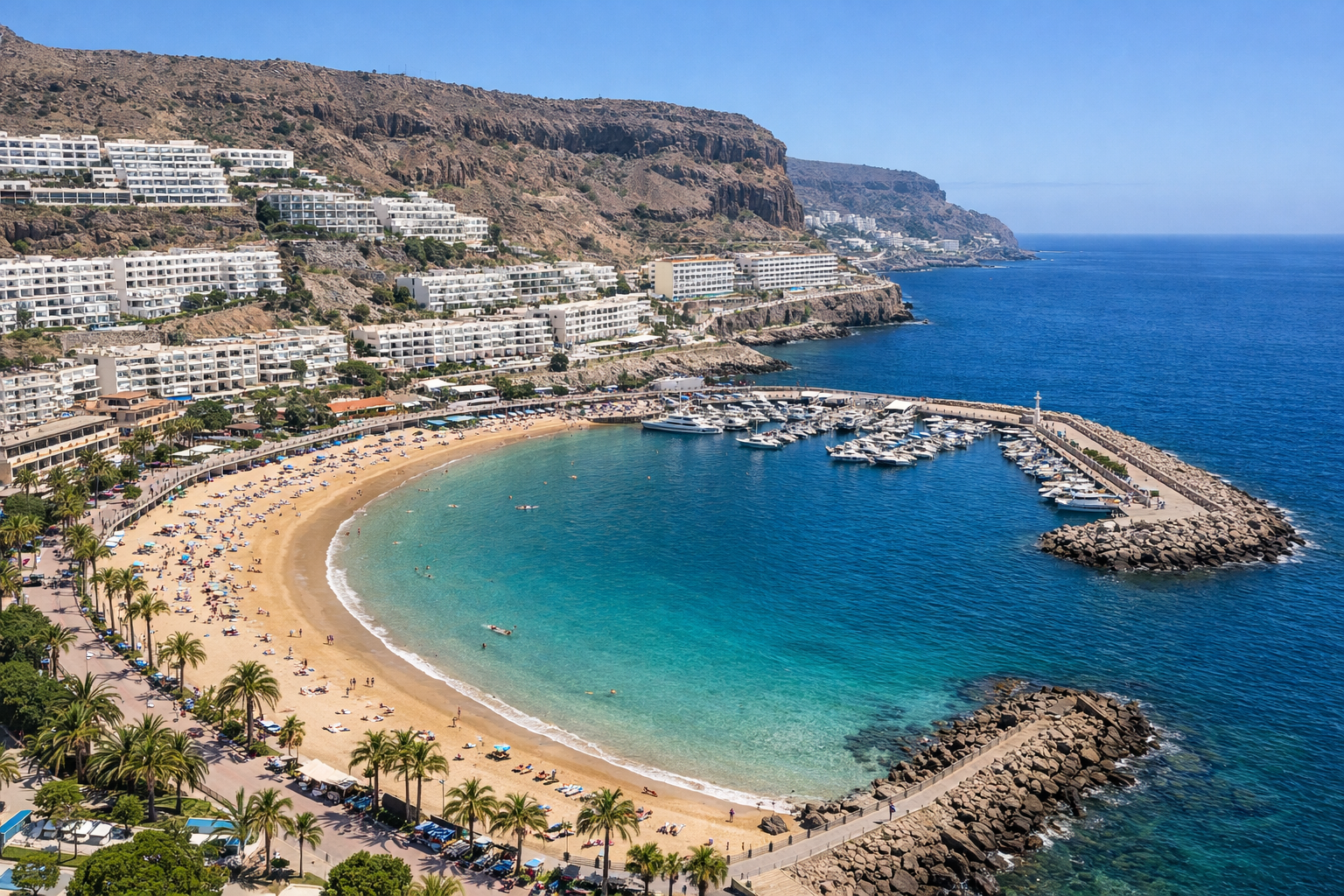 Küstenort im Süden von Gran Canaria mit Strand, Meer und dichter Bebauung
