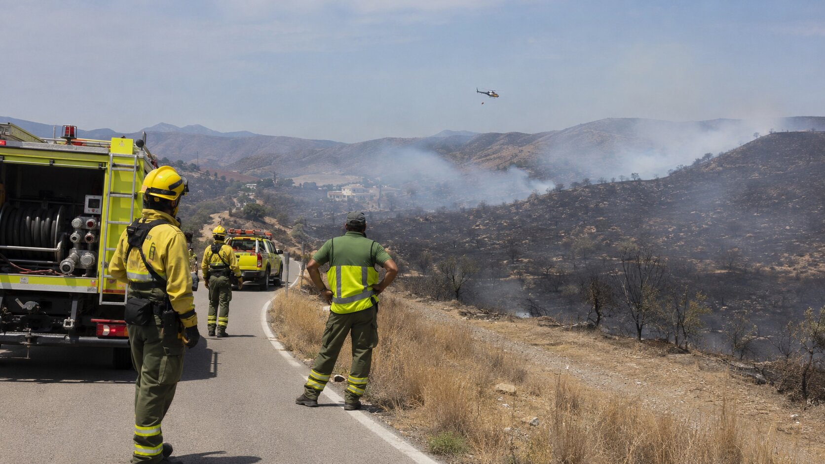 Feuerwehrleute sichern ein verbranntes Waldbrandgebiet nahe Los Gallardos in Almería